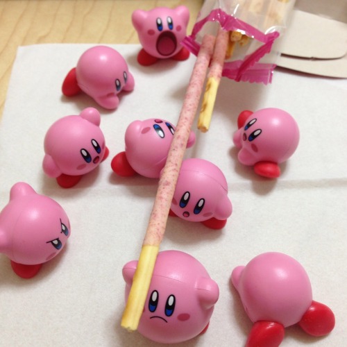 thereishopestill:  zcbrn:  ポッキーの日  GIVE ME KIRBY(s)