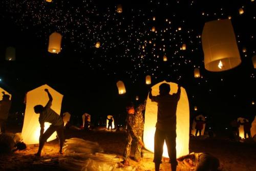 dolm:Five thousand ‘kong ming’ lamps are released into the sky in a ceremony one year after the tsun