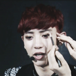 ohbaekhyuns:  chanyeol talking while getting his makeup done… 