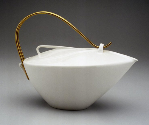 Siegmund Schütz. Tea pot, 1956. Staatliche Porzellan Manufaktur Berlin. Via artsmia