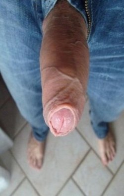 gosilviousheler:  sahnesosse:  geileschwaenze:  http://xlbigdick.com  Geile Keule zum aussaugen!  Caralho gostoso.