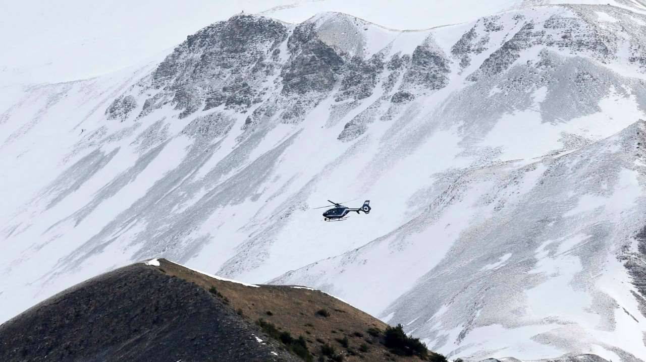 TRAGEDIA EN LOS ALPES. Los equipos de rescate de laGendarmería francesa vuelan sobre los Alpes franceses durante las operaciones de búsqueda cerca del lugar del accidente del Airbus A320 alemán operado por Germanwings, cerca de Seyne-les-Alpes, que...