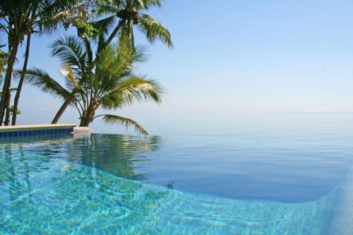 oceaniatropics:mystique beach house infinity pool overlooking newell beach, queensland, australia