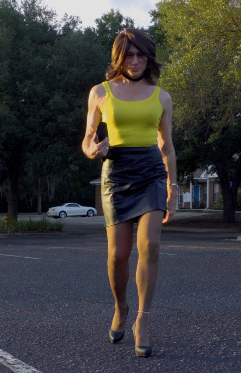 antoinette-loves-crossdressing:  Good keen fuck buddies who  ARE DYING to hook up  Find them here  C