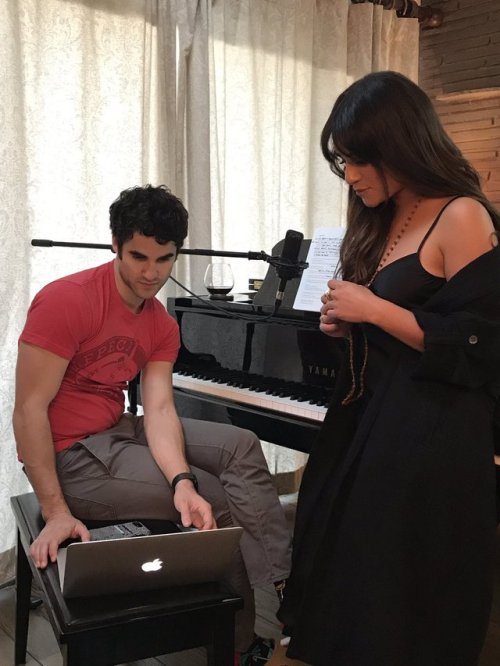 belleybuttons:Darren Criss: Going live with @LeaMichele RIGHT NOW. RIGHT NOW. (x) 