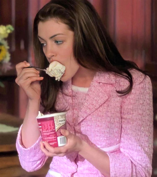 Mia Thermopolis eating some ice cream in The Princess Diaries 2 