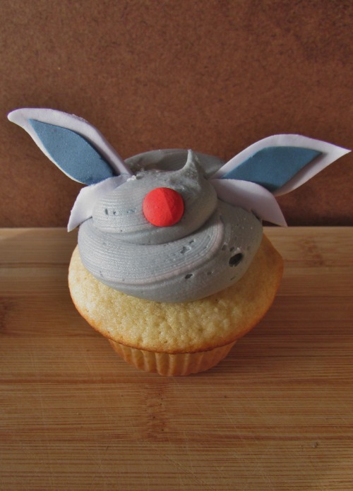 asugarplumfairy:  captnmcd:  Eevee Cupcakes! buttercream swirl with fondant ears/details!   prolly been about 6 months since I have done anything fondant. I also ended up cleaning out my tool box and I threw out all my died up gels so I had only 3 primary