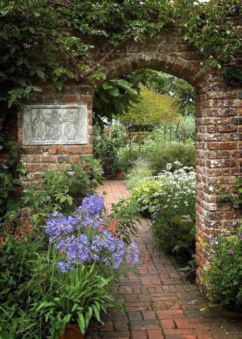 pagewoman:Sissinghurst Castle Garden, Kent, Englandvia n.t