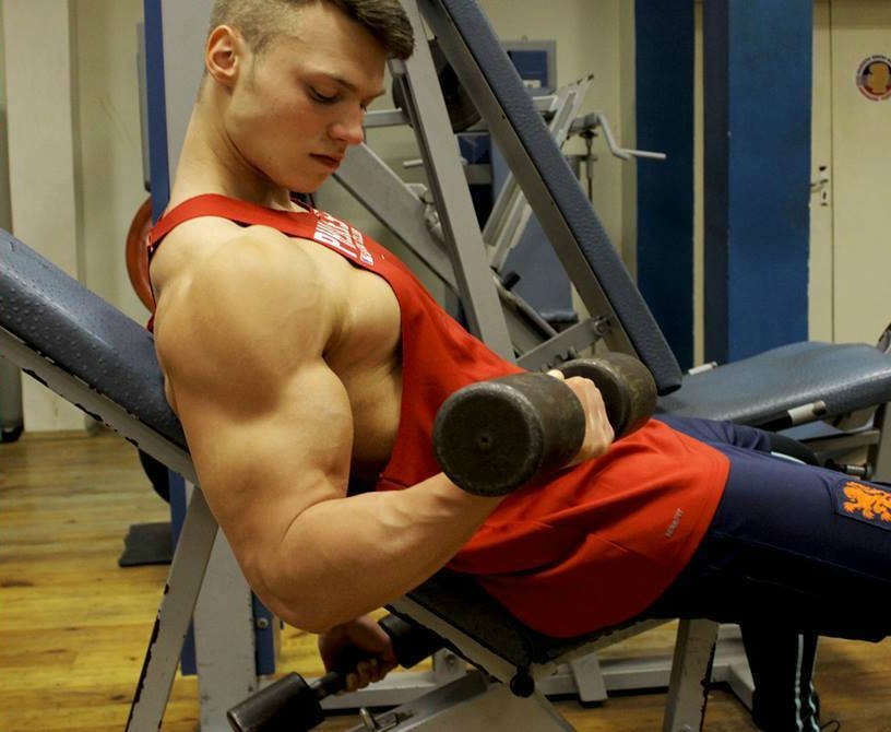 ianskinbull:  muscletits:  Kids like this like to show off at the gym as much as