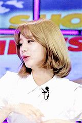 girldayssgdsg:  hyeri being very normal 