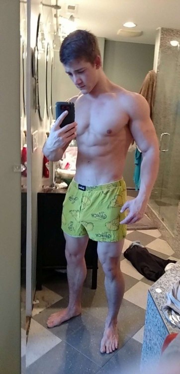 germanfootboy:kik me @GermanFootBoyLook at those feet. Damn