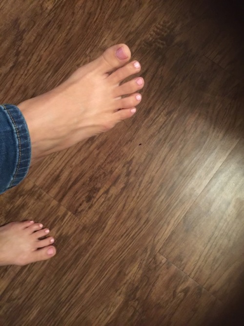 fetishgurl:Barefoot in jeans……