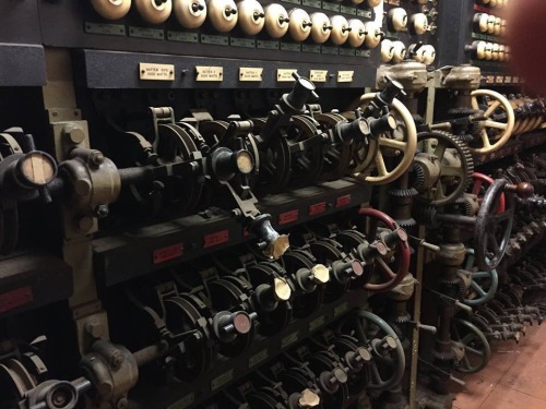 darksideofthecurtain: neotrotsky: Vintage theatrical lighting dimmers mmmmmmm nice.