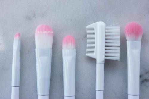 lumipang:  Wet ‘n Wild makeup brushes, photos by thestyleandbeautydoctor   these r so cute !!