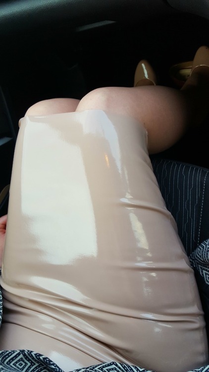 rubadubado:Worth a reblog Wonderful tight latex hobble skirt.