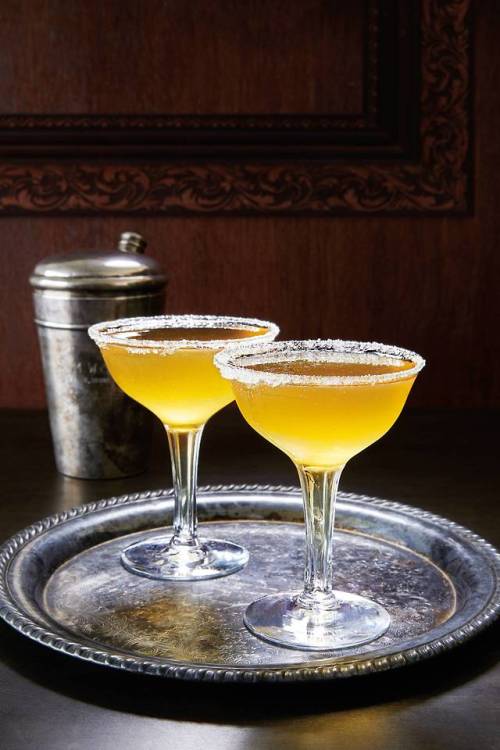 acocktailmoment:    Sidecar !Ingredients:Lemon wedgeSugar, for the rim2 fl oz (60 ml) brandy¾ fl oz (20 ml) orange liqueur¾ fl oz (20 ml) fresh lemon juiceMethod:Run the lemon wedge along the rim of a chilled coupe or cocktail glass.Pour a small mound