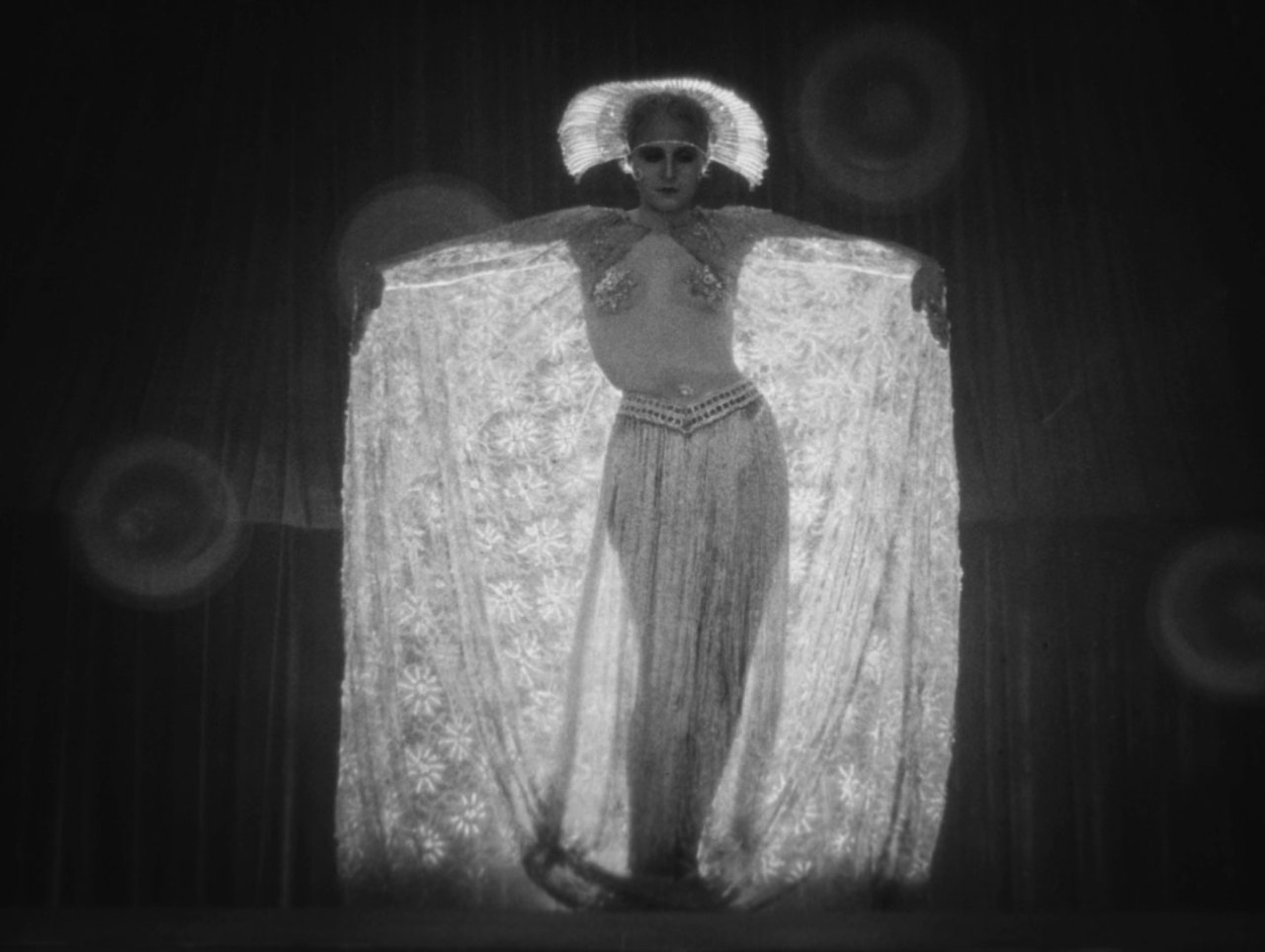 redhandtransmissions:vixensandmonsters:Metropolis (1927)  LOVE Metropolis