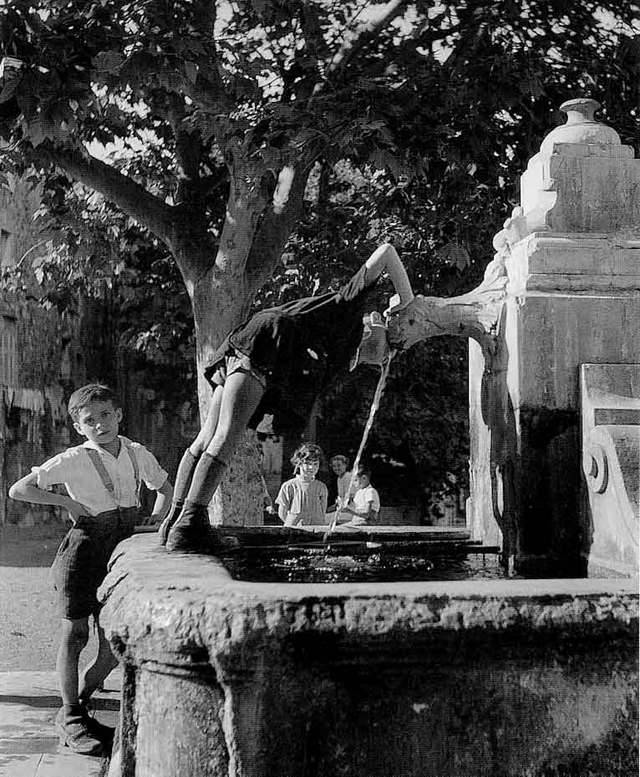 tytusjaneta:   Robert Doisneau La Fontaine,  1938  