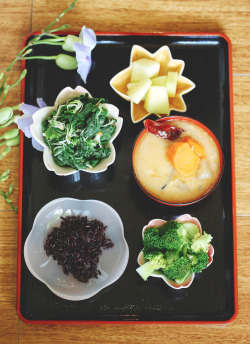 redefiningfood:  A Japanese-inspired lunch of Salmon Soup with Carrot and Daikon Radish, steamed Broccoli and Spinach, Organic purple Riceberry Rice and Japanese Melon.   There is absolutely nothing more delicious than my mother’s brothy, flavourful