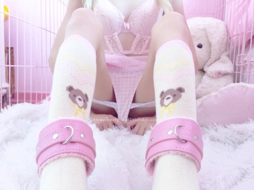 strawberry-kisu: Come watch me get locked in my cage ʚ♡ɞ Someone be nice to me and spoil me pwease {{please do not remove caption}} 