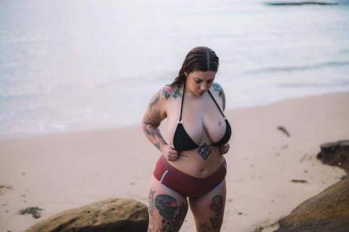 curvy-pinup-sfw:  Nikki Hunter  Yow porn pictures