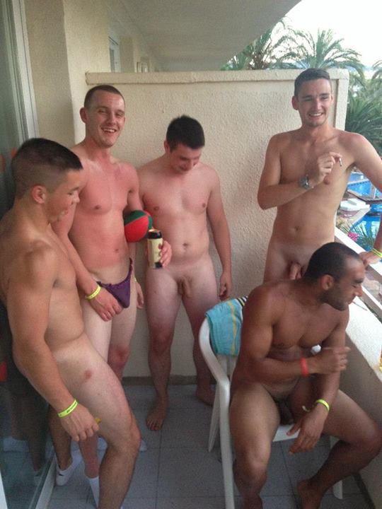 straightboysfuckyeah:  guyspantsdown:  Bromance  I wanna suck them all off :p