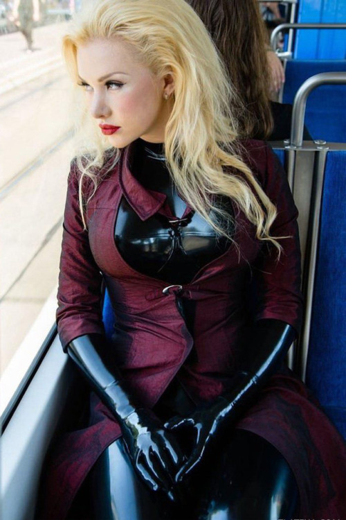 glove-love:On The Bus Zlata the snakewoman on the bus how od yet lovely to run in to her like this