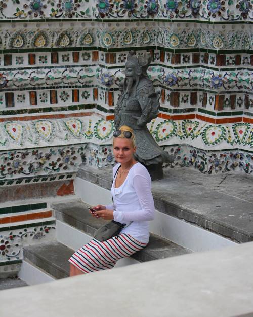 And this my lady❤️on the stairs of Wat Arun #buddhatemple #temple #watarun #lady #wife #honeymoon #t