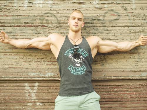 muscle-addicted:  Mischa Janiec