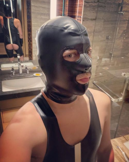 Cheeky shot of my new wrestling singlet and heavy rubber hood from @wet_hot_rubber • • • #fetishgear