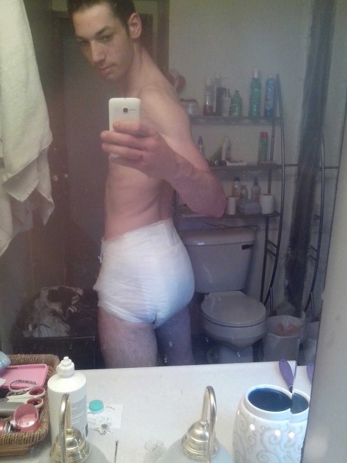 jaylm2392:  My nappy day  VERY sexy man! Would love to see him piss his pants.