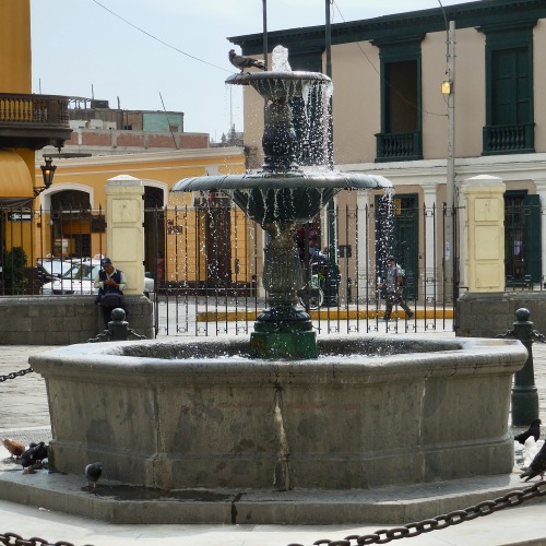 Fuente con palomas, centro histórico, Lima, 2017.
