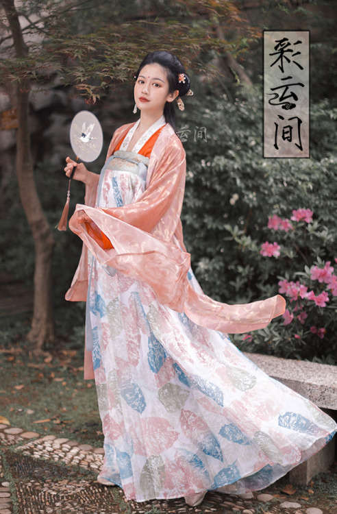 Traditional Chinese hanfu by 彩云间汉服