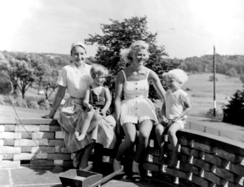 Mary Ekman (1920-1988) with her son Manne and Lilian Sjöström (1932-1998) with her son Sven-Göran. 1