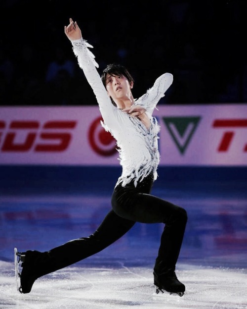 figureskating-in-color:allyuzurustuff:From《White Legend》to《The Swan》- the breathtaking evolution of 