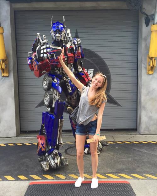 Big High Five w// #Optimusprime #transformers (helyszín: Universal Studios Florida)