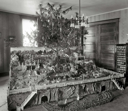 retropopcult: “Mrs. A.M. Keen. Christmas tree, 1918″.  Featuring quite a layout.