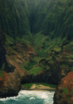 fuck-theschool:  The Na Pali coast (by Ted Jones) 