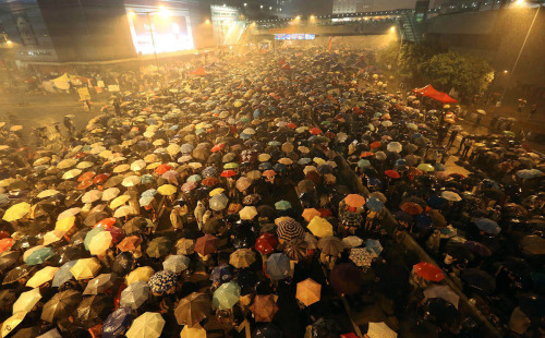 0310mp3:Thunder, rain fail to dampen spirits of Hong Kong democracy protesters. (x) 