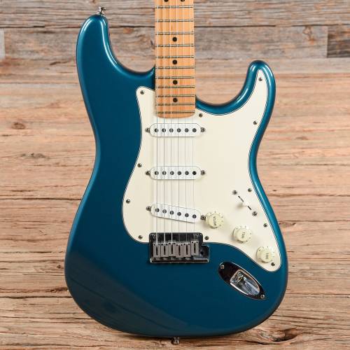 (via Fender American Standard Stratocaster Aquamarine Metallic 1998 (s328))