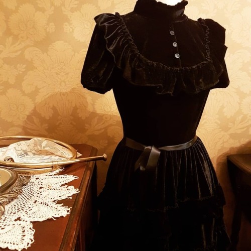 the-gloomth:More little glimpses.#gloomth #victoriangrunge #victorian #gothicfashion #goth #gothic #