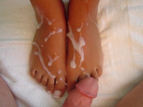 dopepleasures:  Like this if u like jizzing on girls feet. Reblog if she licks it up. 😈💦