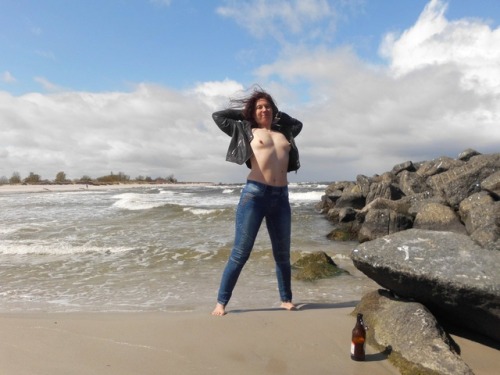 sweetcherrylips69:  From ten days ago. The sun was shining but it was still very cold❤️🍒