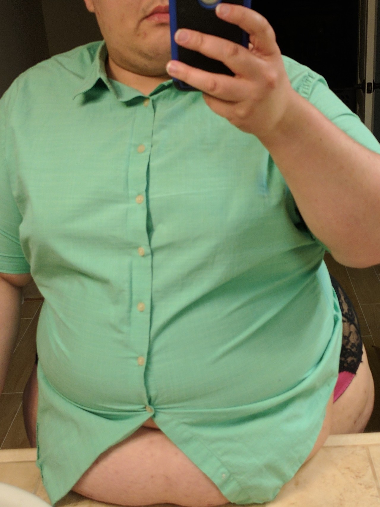 At first I was like, love that belly, and then I noticed those hips poking out behind
