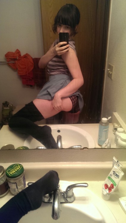 aprilphantom:  sneaking away from sm for a slutty selfie break, don’t tell anyone 😽