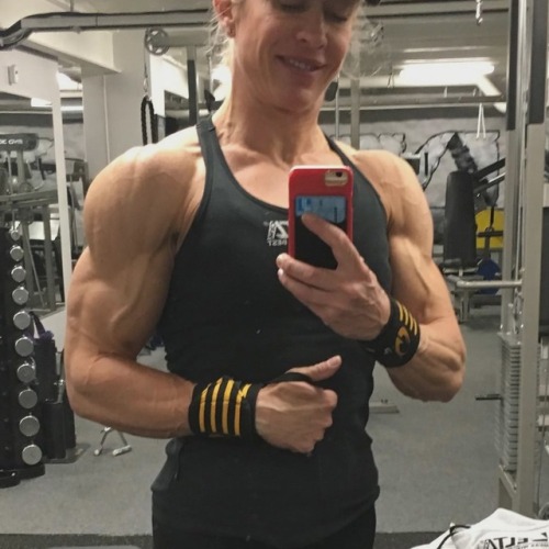 masterfbb:Big mature muscles44 years old ladyView more here 
