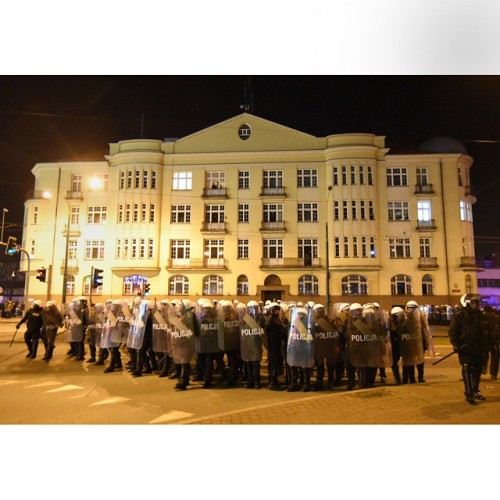 Autor: Maciej Gapiński. Sosnowiec, 17.03.2015. Policjanci podczas zamieszek, które miały być &ldquo;