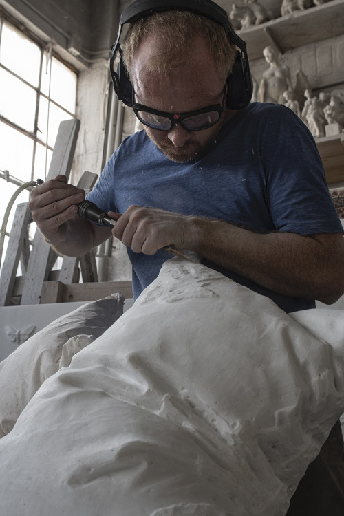 abutterflyobsession:secreterces5:itscolossal:Realistic Pillows Sculpted from Blocks of White Marble 