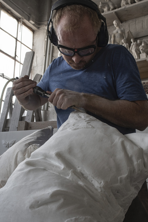 abutterflyobsession: secreterces5: itscolossal: Realistic Pillows Sculpted from Blocks of White Marb