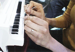 wooshua:  Luhan’s Reaction to Seohyun Playing Mini Piano on Starking 